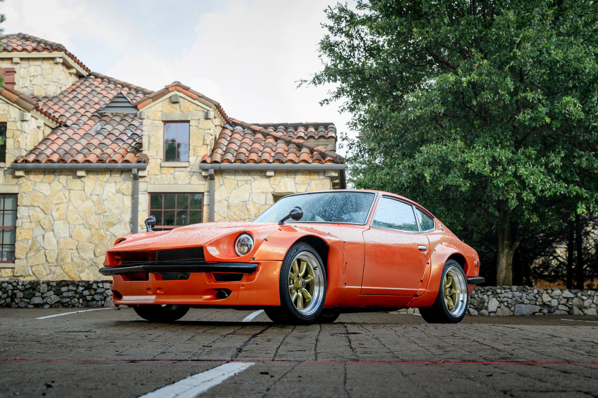 Restomod de respeito: Datsun 240Z 1971 recebe Weber triplos, coil-overs e pintura pérola sem perder a alma JDM - Imagem do artigo original