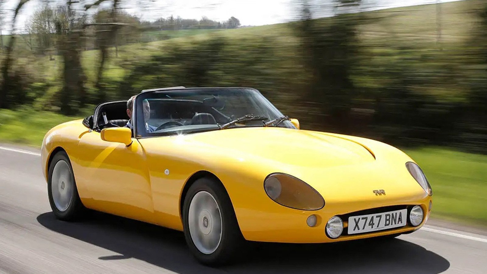 30 roadsters clássicos com motores V8: rugidos que atravessam seis décadas - Imagem do artigo original